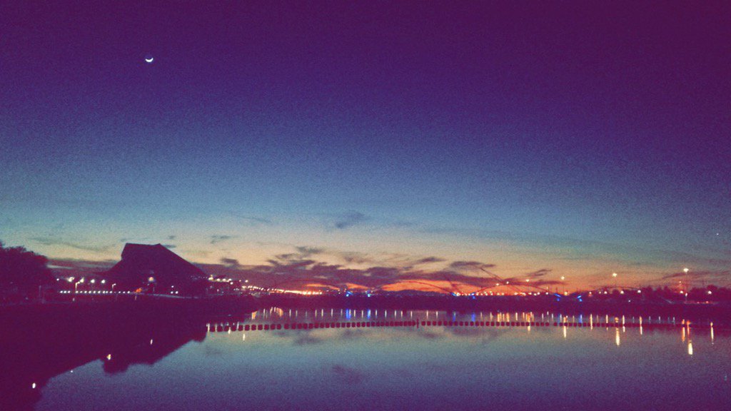 linzlasagna's tweet photo. It was a beautiful walk through the neighborhood tonight. Tempe is a breathtaking home. Come join us! #asuhousing https://t.co/abM7bnCE7T