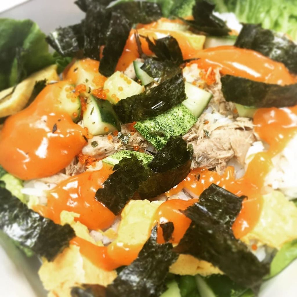 carrielow's tweet photo. A closer look at my #deconstructedsushi lunch from @chopstickdinerlunchbox #yummy #eatclean https://t.co/ClJjU51DxY https://t.co/VaNvSDfBdN