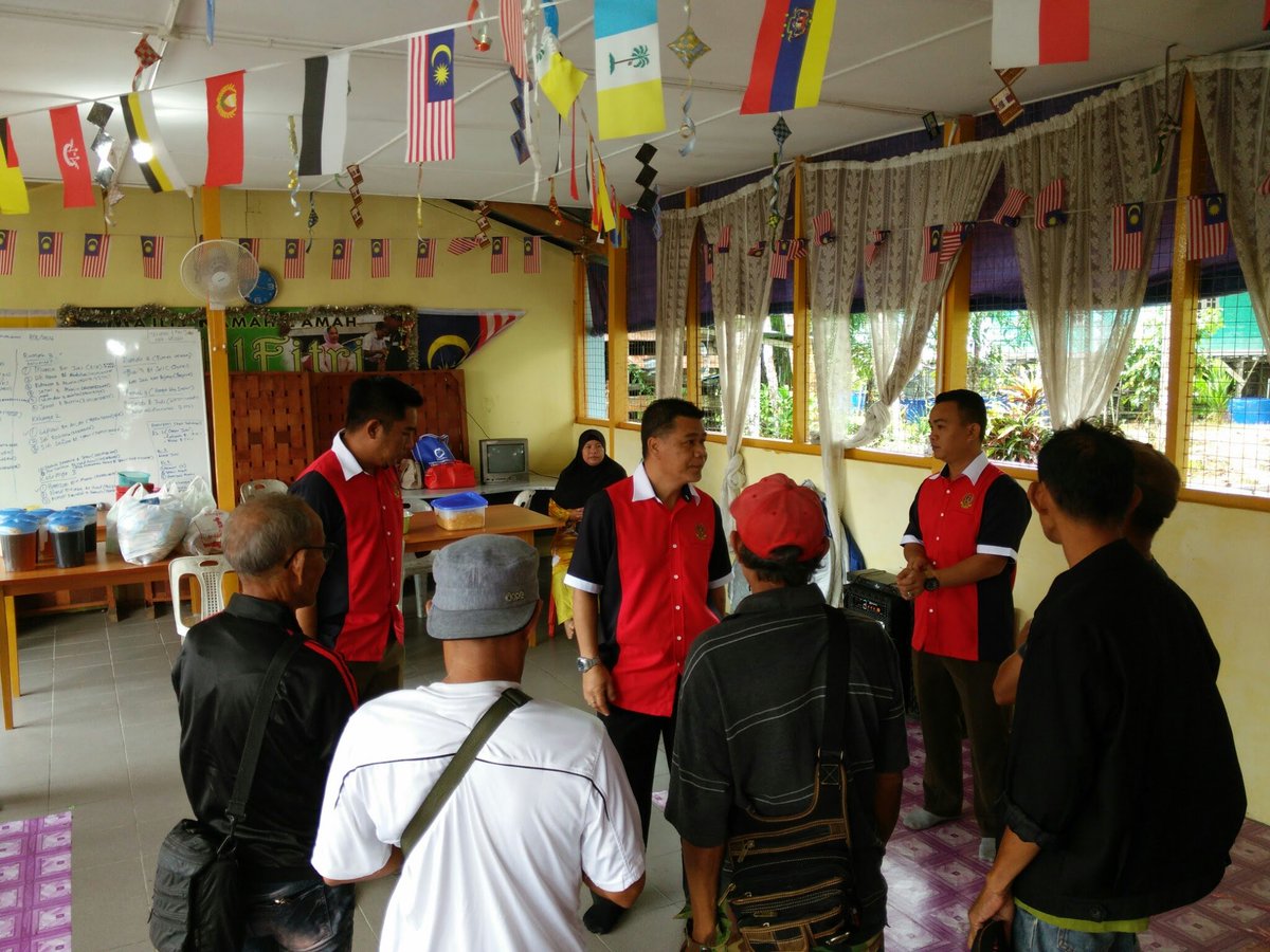 RELA_MERADONG's tweet photo. #BaktiRELA M'beri sumbangan keperluan asas kpd mngsa kbakaran Kpg Melayu B'tangor @relamalaysia @RELA_Sarawak https://t.co/AjchpdVLcG