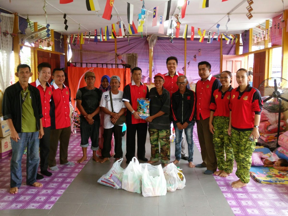 RELA_MERADONG's tweet photo. #BaktiRELA M'beri sumbangan keperluan asas kpd mngsa kbakaran Kpg Melayu B'tangor @relamalaysia @RELA_Sarawak https://t.co/AjchpdVLcG