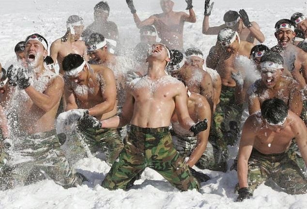 Trans7OnTheSpot's tweet photo. Tentara Korea membalurkan salju ke tubuh di musim dingin.. Brrrr..Saksikan nanti mlm pk 19.00 WIB hanya di @TRANS7 https://t.co/Qm3EzM168U