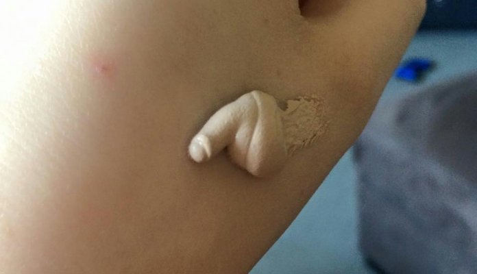 thebattypost's tweet photo. #Denver, #Colorado #makeup firm under fire after reports of offensive cream - #US #BattyPost https://t.co/hBNnZB6NGu https://t.co/WS27B02CV0