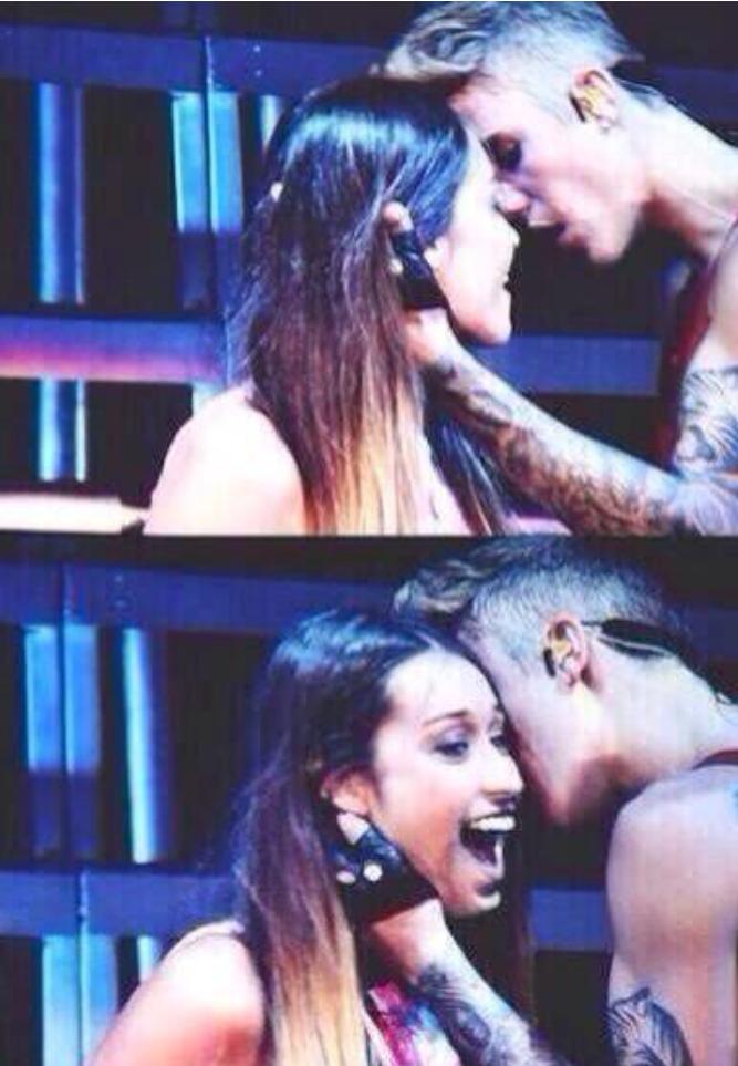noemivita01's tweet photo. #ContinueWithOLLG 💜🙋 @justinbieber https://t.co/rtIY3r2cis