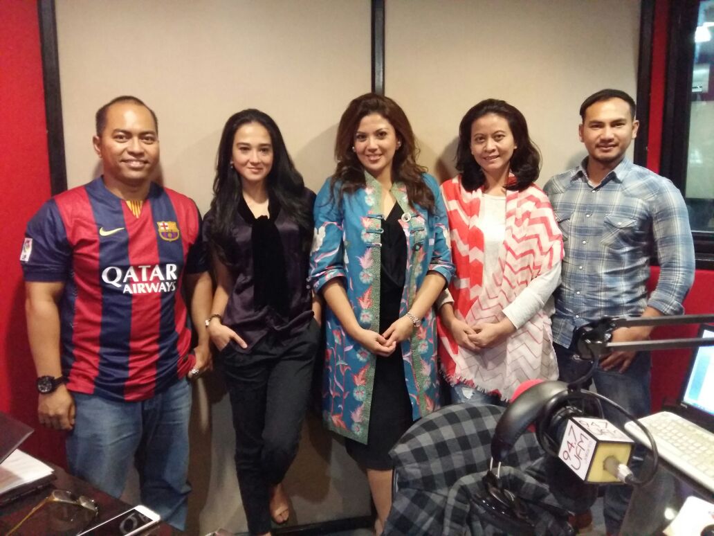 Me with <a href="/Rosadjalal/">Rosa Rai Djalal</a> <a href="/NatcaRatulangi/">Natasha Ratulangi</a> <a href="/tyasabiyoga/">Tyas Abiyoga</a> &amp; <a href="/firmananggi_/">Firman Subagja</a> stlh ngobrolin <a href="/staywithme_film/">staywithme_film</a> <a href="/UFM947/">94.7 UFM Jakarta</a> #latepost
