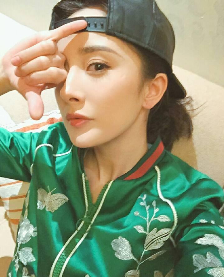 yangmiblogg's tweet photo. 666666六千万感谢大家😊擦浪黑各位，我会继续干巴爹❤🌹 https://t.co/lKU1ZPbjei
