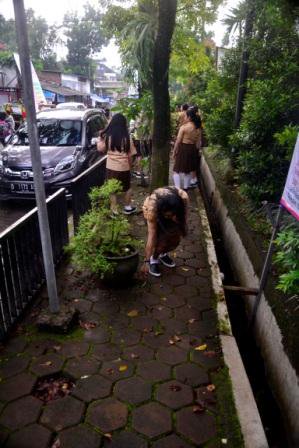 sdbpiyes2's tweet photo. Jum'at #GPS
@ridwankamil,@GPSbdg,@disdik_bandung,@se_bdg,@BDGcleanaction,@hero_bandung,@bplh_kotabdg,@pietdoank https://t.co/Egrgy39Efi
