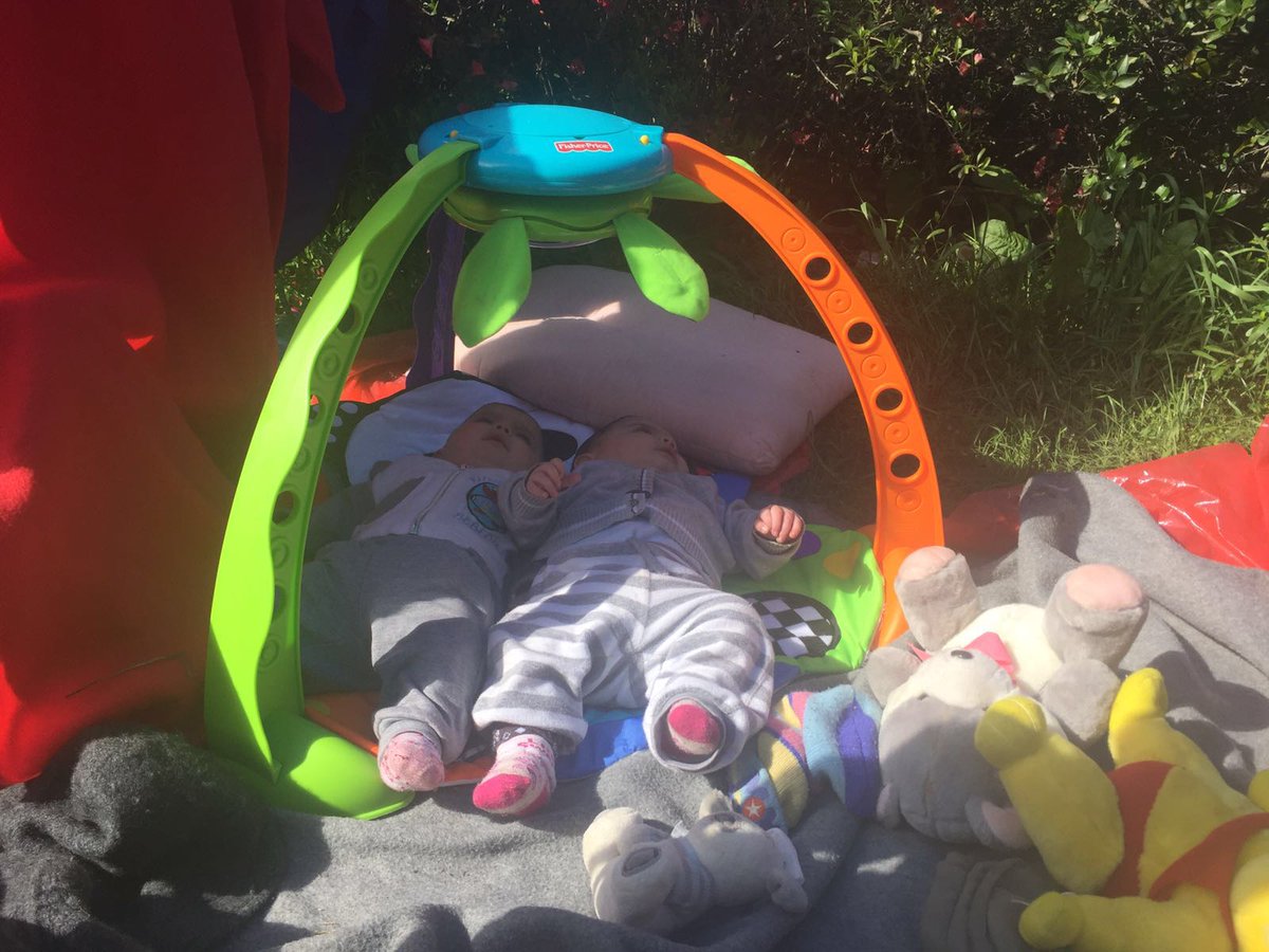 MSF_Sea's tweet photo. These 7 month old twins survived a war and the sea. For now they sleep by the side of the road in #Idomeni. https://t.co/fyVOvzidz6