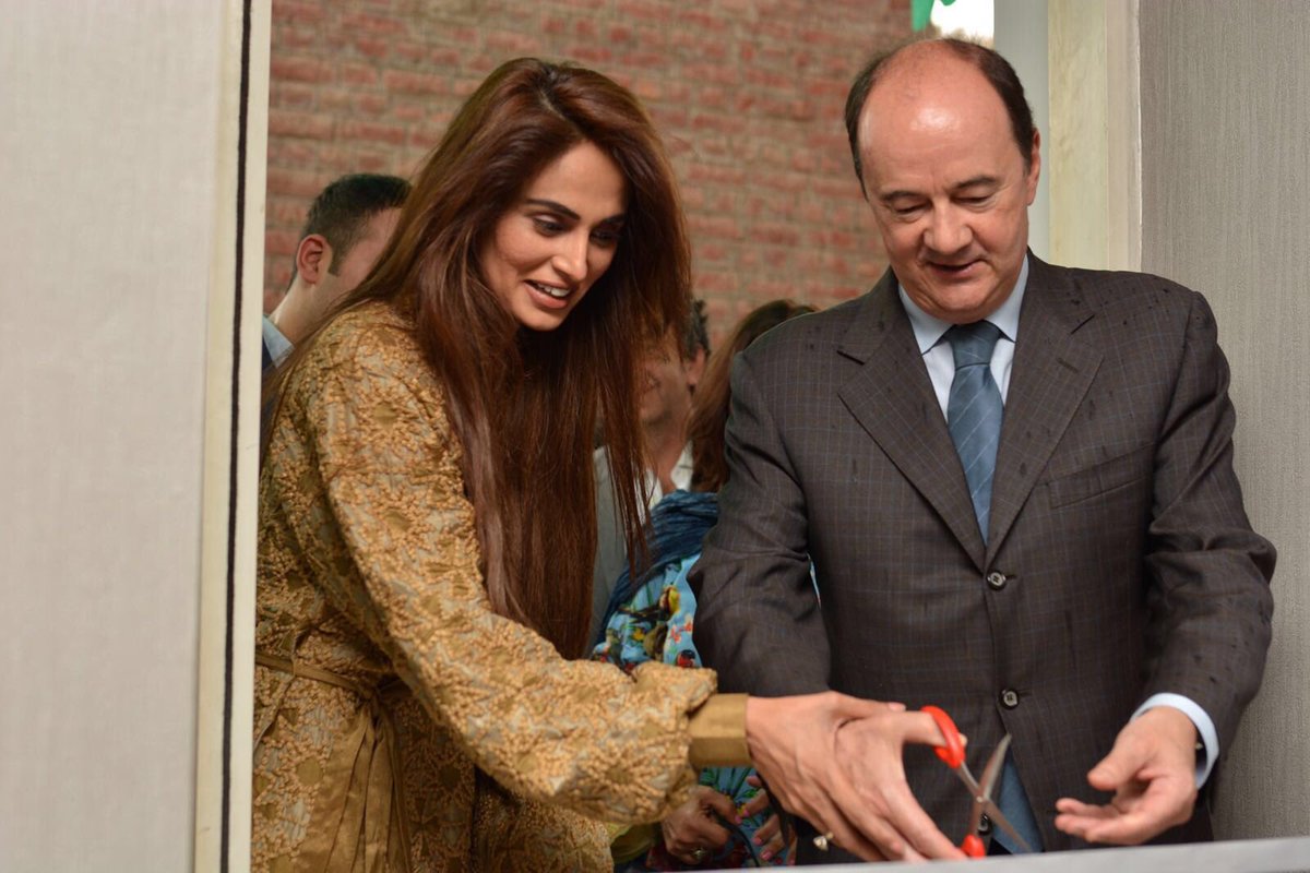 @iMehreenSyed and Geoff Skingsley proud to present #BeautyForABetterLife to help empower women in #Pakistan 🙅🏻🇵🇰