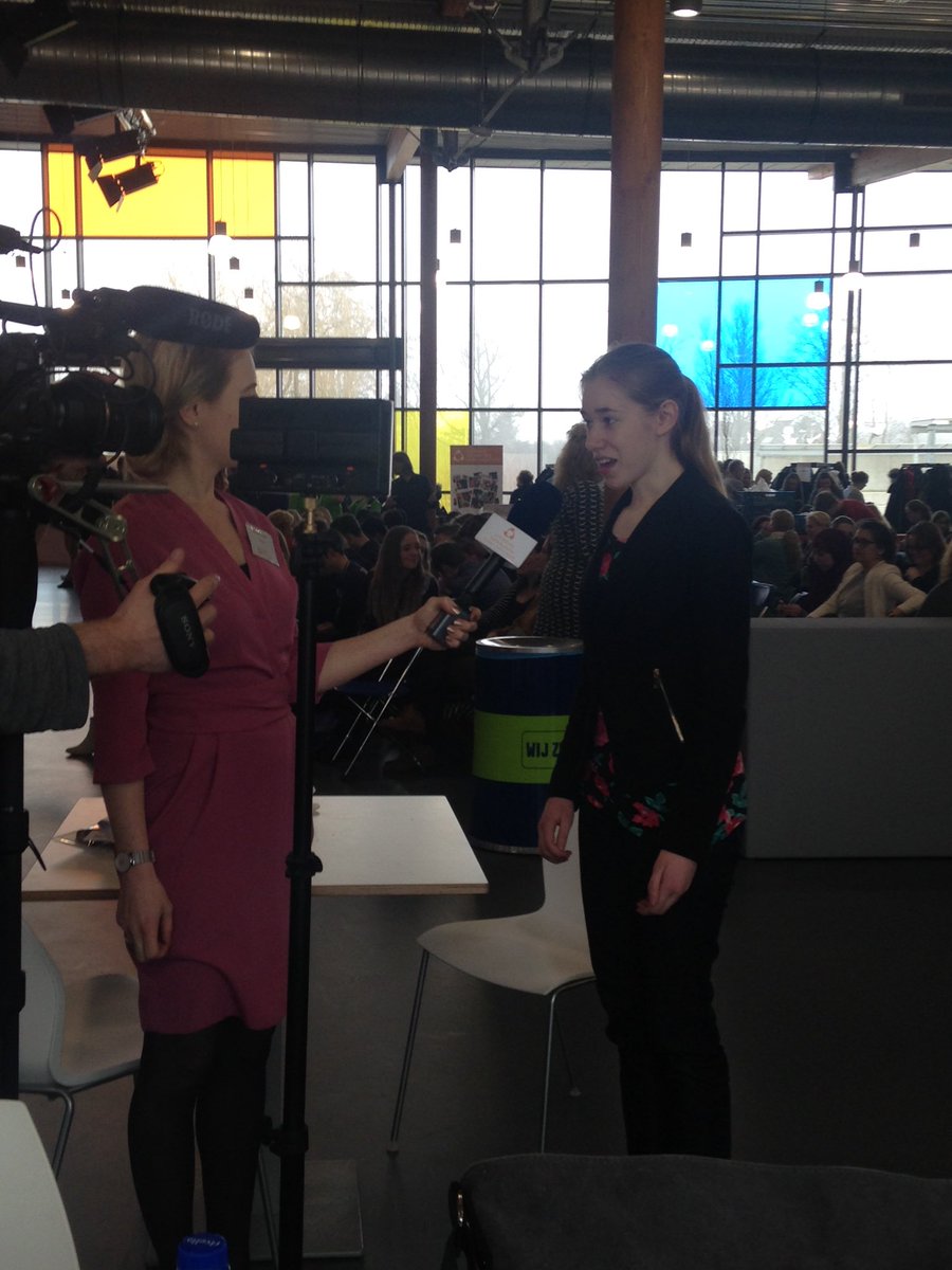 naoompjee's tweet photo. Staat ze dan! Wordt ze geinterviewd! Lekker hoor @Annemiq #debat #VMBO #debatteren #nationaal #purmerend! #team2 https://t.co/eOrTqUNDJn