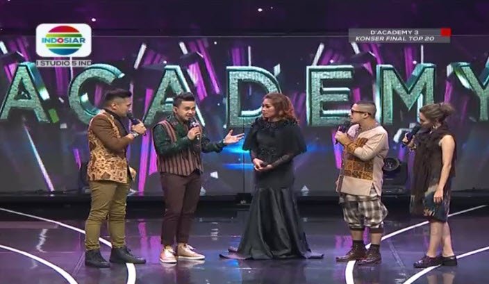 FERAFQU_MDR's tweet photo. Selamat malam @ArieKuntung @irfanhakim &amp; @Rina_Nose di @DAcademyID. #DAcademy3 https://t.co/cda4pCcO0N