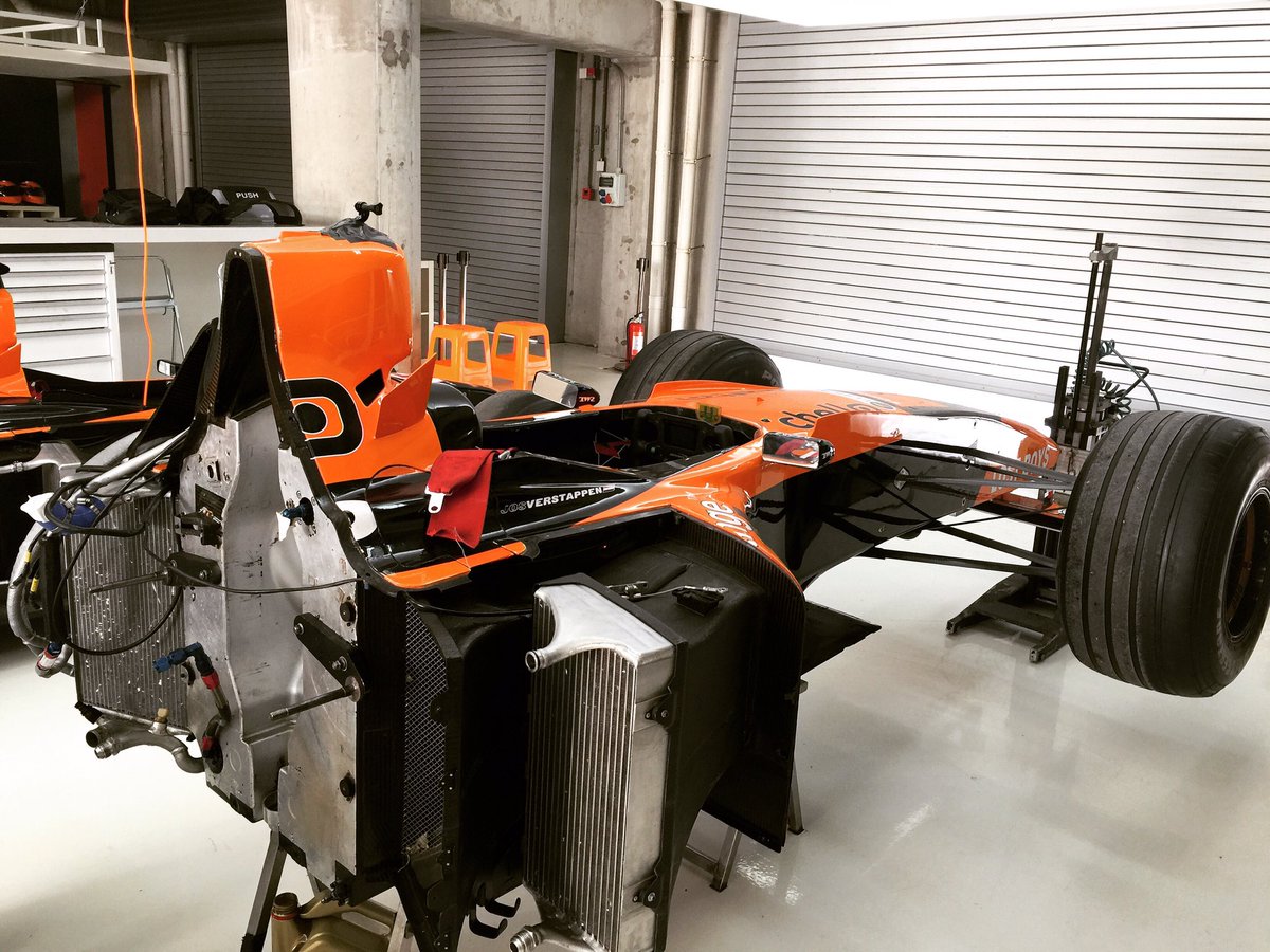 SH_F1Experience's tweet photo. Ever seen a F1 in half? 😅
Can you also spot #josverstappen name on the car? (#MaxVerstappen 's dad drove it before) https://t.co/TmA6UxLLMj