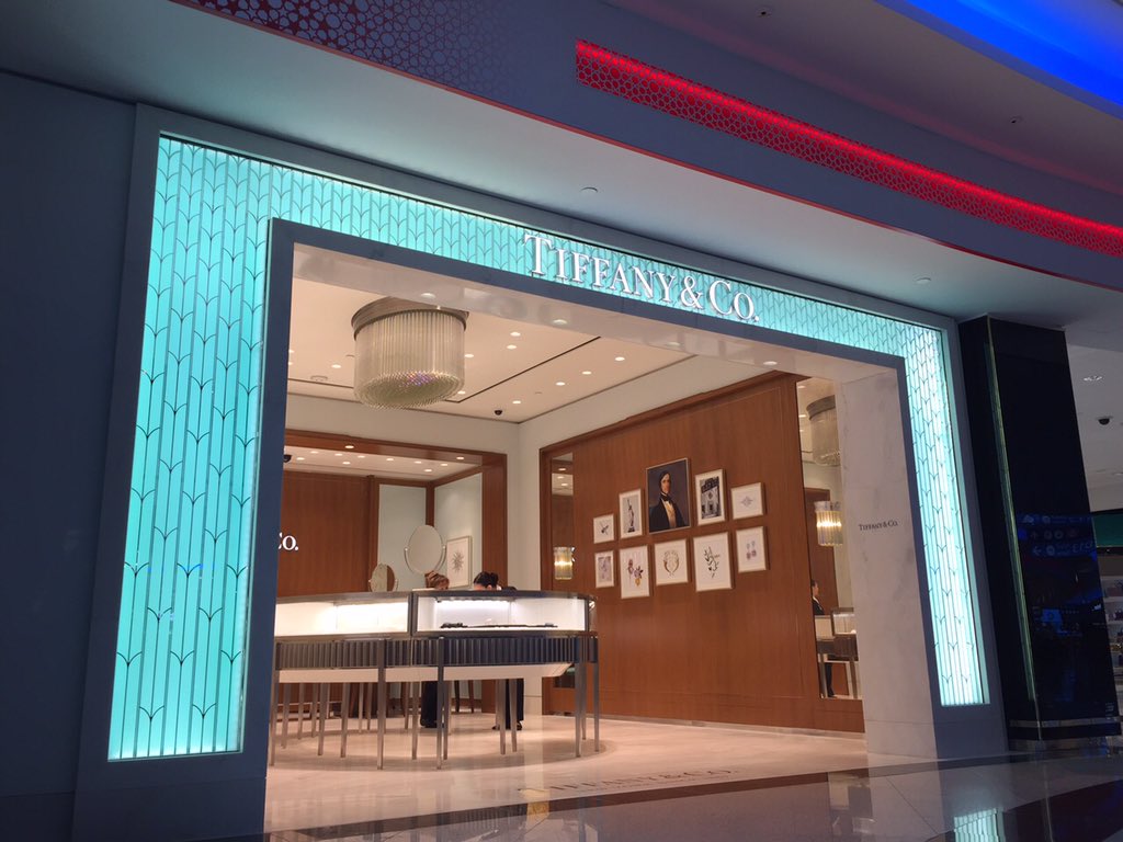 DXBpenguin's tweet photo. Apparently the don't serve breakfast?! But got some lovely sparkles...! @TiffanyAndCo @DubaiAirports #mustbeDXB https://t.co/lOagDPxJ4U