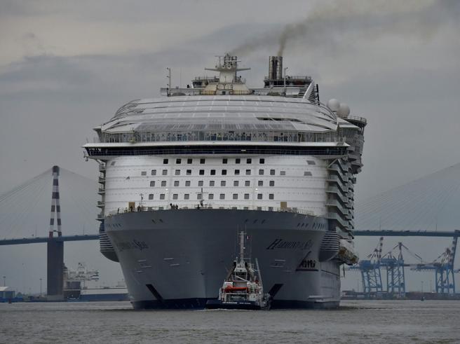 Corriere's tweet photo. La nave da crociera così grande che non ci sta nella foto: guarda https://t.co/x4fT8Jzj8b https://t.co/SACosSMYJL
