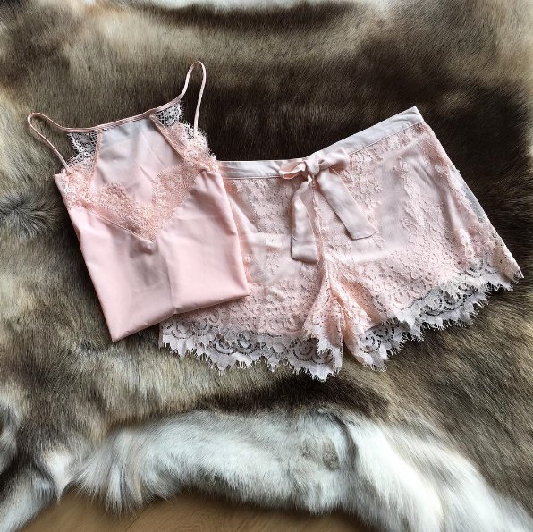 Happy Friday, ladies! Wanna know what to wear this weekend? We're here to help you! CLICK > bit.ly/21lUN2q