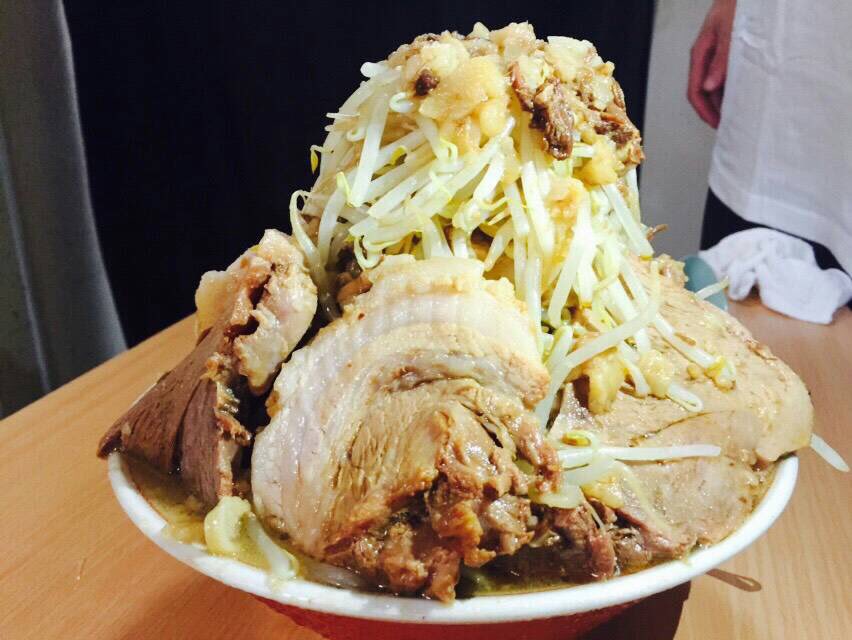 rekishipr_pr's tweet image. 【歴史を食べて元気出せ!】「ニンニク入れますか?」ーそのかけ声と同時に気合いが入り、目の前の山盛りラーメンと対峙して、一心不乱にラーメンと戦え!戦い抜いて完食した時のあなたは、食べる前よりもパワーアップし、成長している筈!