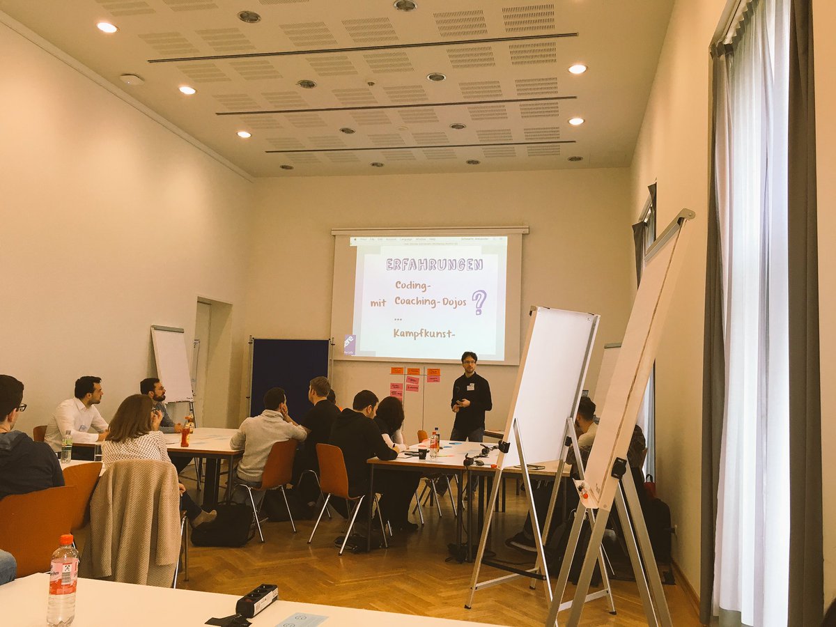 Virtual_Patrick's tweet photo. Coaching dojo - how to split user stories at #etffm16 with @alexschwartzbln #storysplittingdojo https://t.co/Hx2nLK6s9p