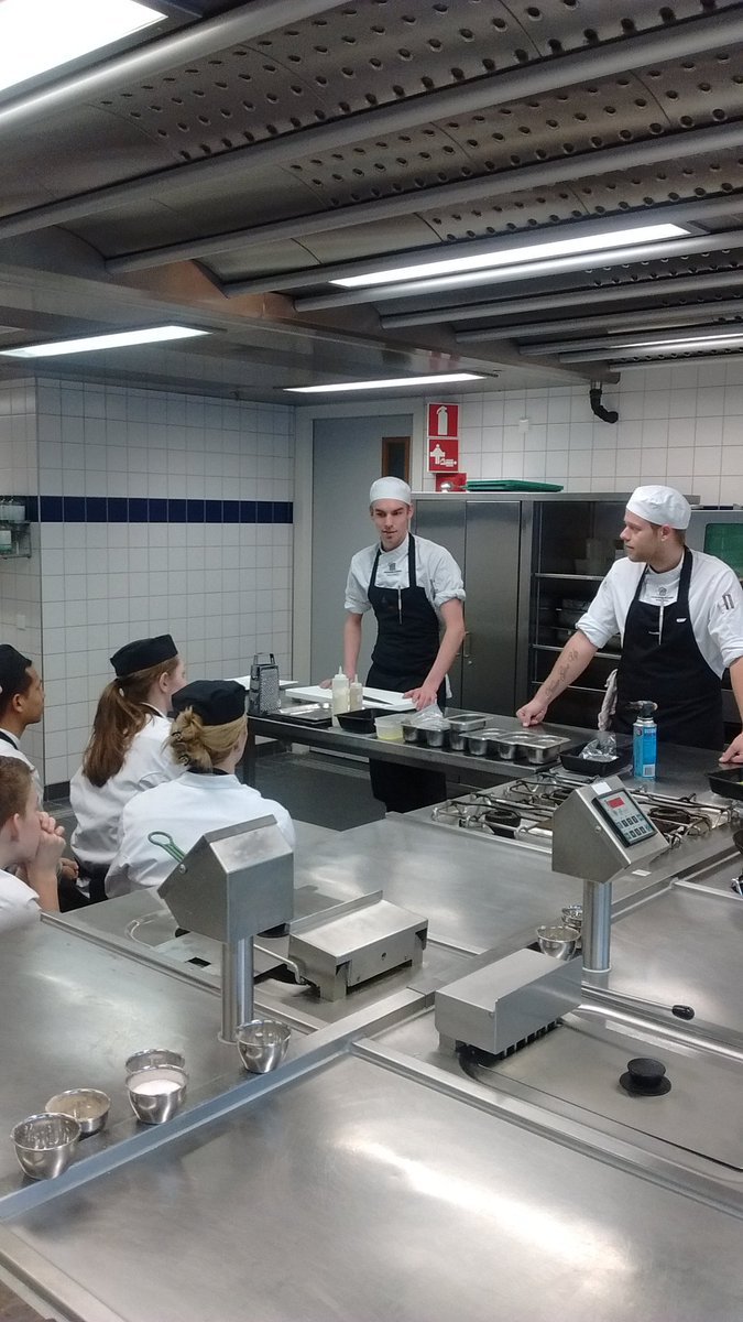 academieTwente's tweet photo. Demo van de CSA koks voor de niveau 3 koks #inspireren #motiveren https://t.co/Ch7sv8PUJL