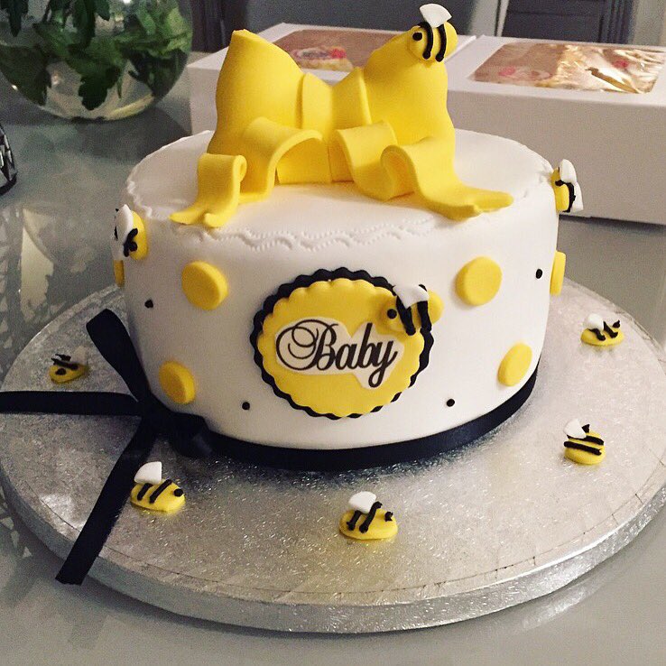 fluttercupcake's tweet photo. busy day yesterday #gatsby themed #cake #bee #cake #shopkins and #splashcake 👌 https://t.co/XZQMe7VCLR