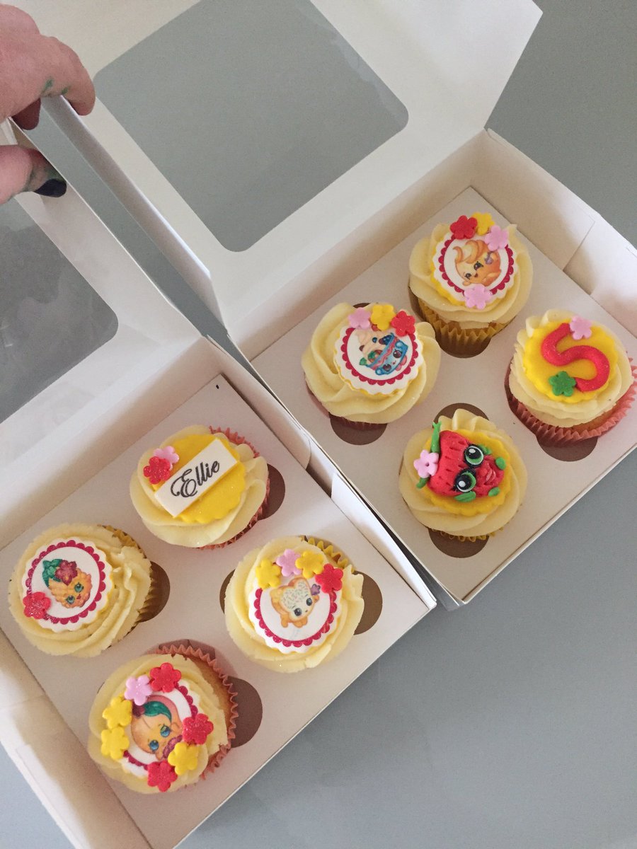 fluttercupcake's tweet photo. busy day yesterday #gatsby themed #cake #bee #cake #shopkins and #splashcake 👌 https://t.co/XZQMe7VCLR