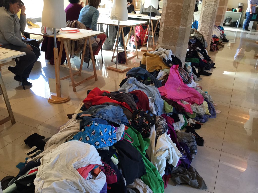Sandruskus's tweet photo. Roba i accesoris q abans eren residus, tindran una nova vida a II Marató reciclatge creatiu roba @Deixalles #ESDIB https://t.co/kZOIca9OYK