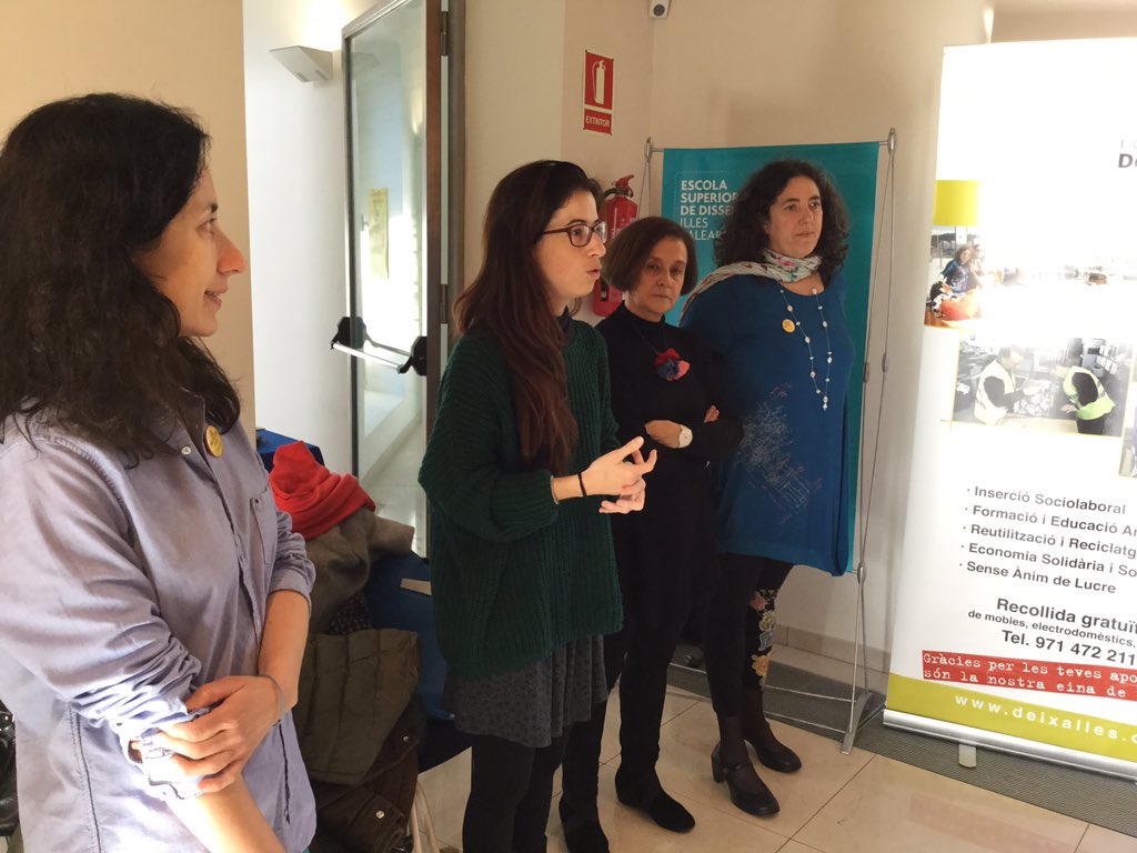 Sandruskus's tweet photo. Roba i accesoris q abans eren residus, tindran una nova vida a II Marató reciclatge creatiu roba @Deixalles #ESDIB https://t.co/kZOIca9OYK