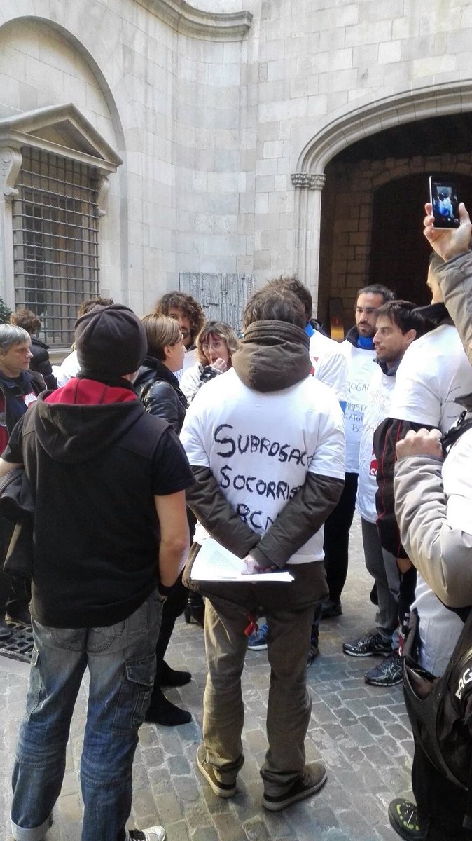 AccioSocialCGT's tweet photo. En aquests moments una delegació dels @SocorristasBCN està dintre de l'ajuntament de BCN. Subrogació o mobilització! https://t.co/UNS7F0XXcs