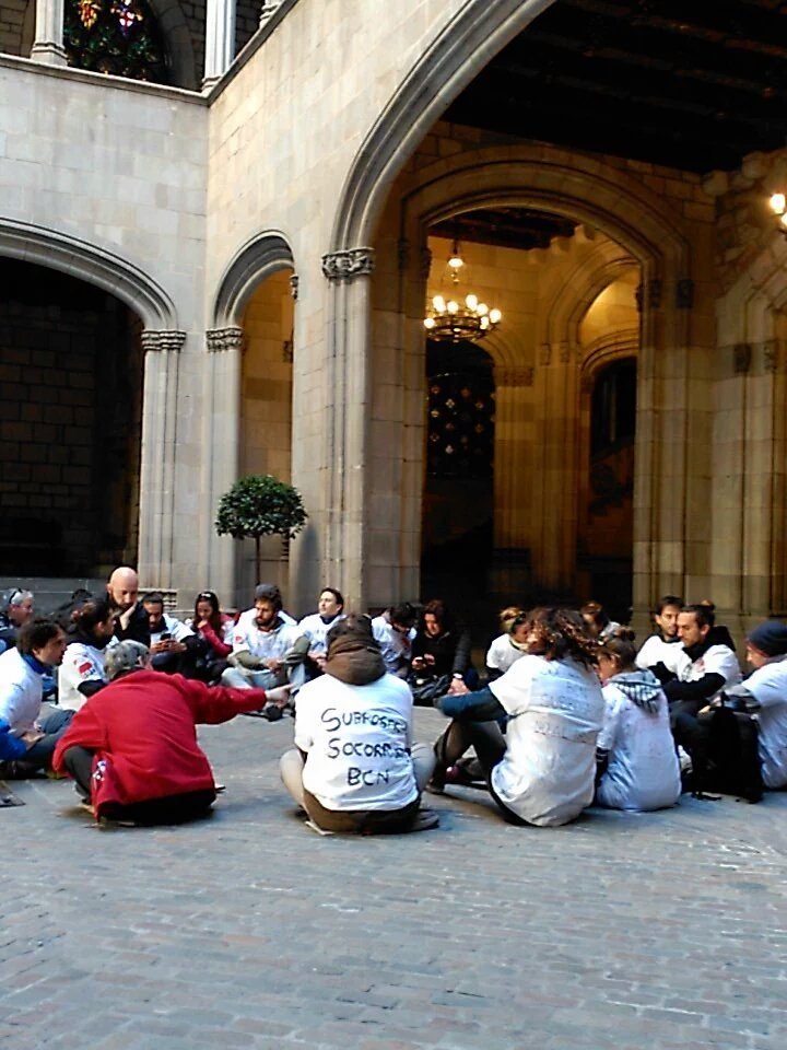 AccioSocialCGT's tweet photo. En aquests moments una delegació dels @SocorristasBCN està dintre de l'ajuntament de BCN. Subrogació o mobilització! https://t.co/UNS7F0XXcs