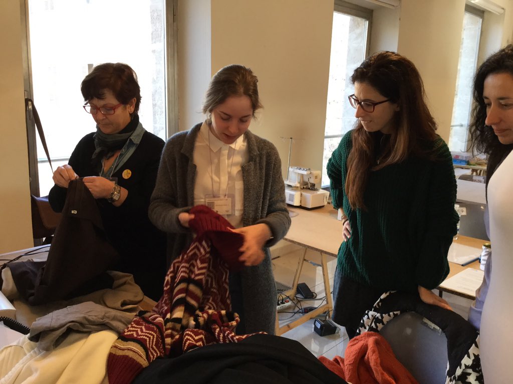 Sandruskus's tweet photo. Una vegada triada roba, flueixen les idees, x endavant 9 hores II Marató reciclatge creatiu roba @Deixalles #ESDIB https://t.co/u0dU9t4Oi5