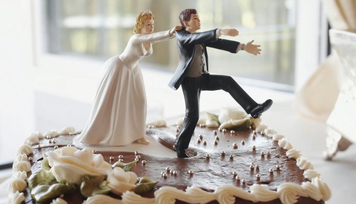 thebattypost's tweet photo. #HongKong #wedding ruined after #groom caught inside #bridesmaid - #HK https://t.co/aJPHuwSspE https://t.co/uvsNEh4ZPU