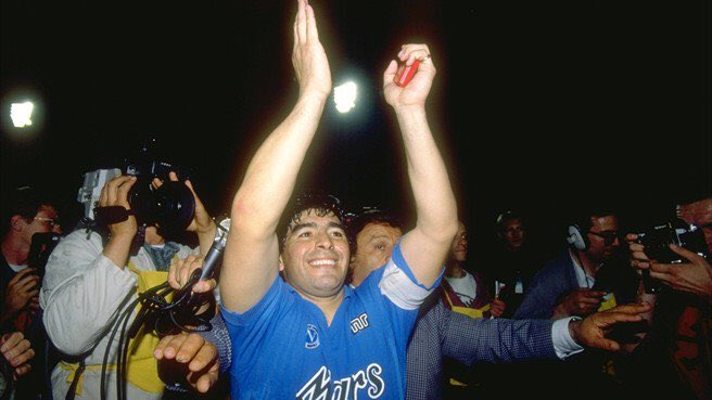 Het bewijs: Maradona was de beste. (Toen tackles op kniehoogte nog heel gewoon waren.) m.youtube.com/watch?v=w21dkq…