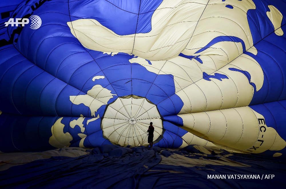 afpfr's tweet photo. #instantané Dernières vérifications avant un festival de montgolfières à Putrajaya, Malaisie. @MananVatsyayana #AFP https://t.co/ZqajGHwQvt