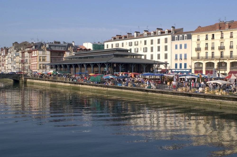 JreneEtchegaray's tweet photo. #Bayonne Priorité aux piétons le jour du marché pr le confort des chalands et des commerces! https://t.co/oLkG95Ab5U https://t.co/ae6JpM7qRe