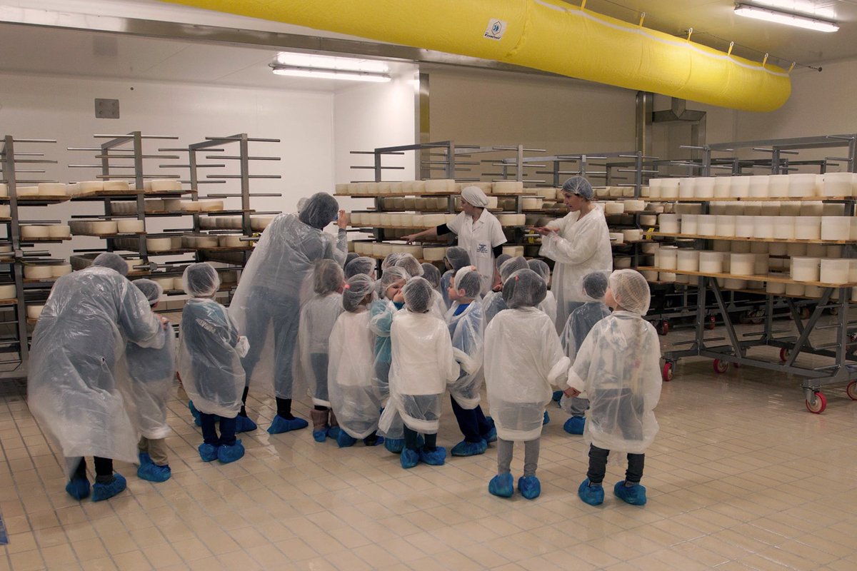 Mostriamo ai più piccoli come si fa il nostro #formaggio!on.fb.me/1UXDuoC  #scuola #gite #percorsididattici