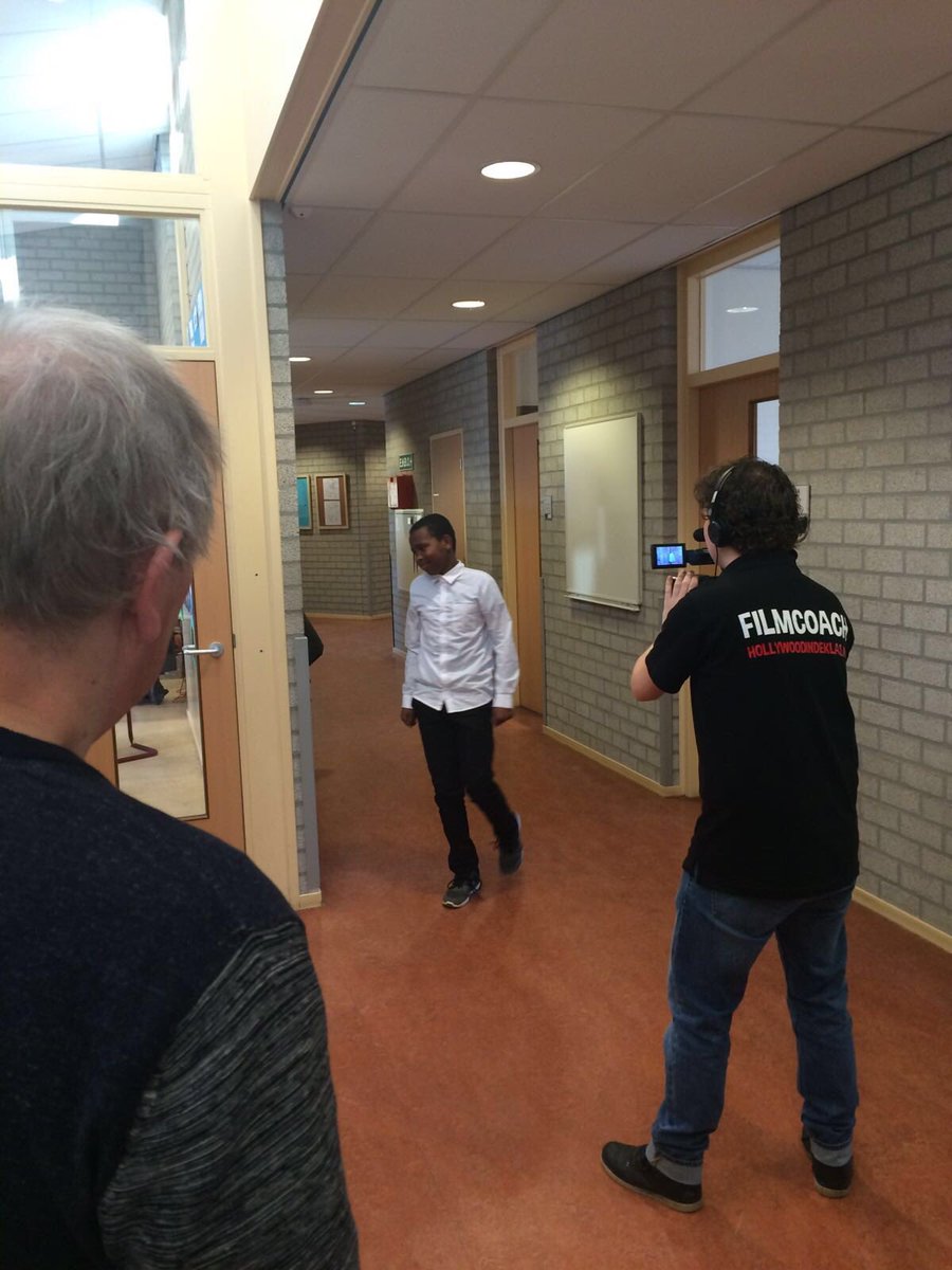 Filmcoaches duidelijk zichtbaar (nieuwe shirts) en druk met opnames #eindfilm #groep8 #musicalgroep8