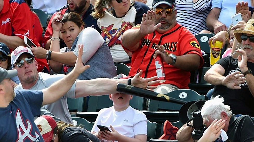 JotDownSpain's tweet photo. Los reflejos del padre en un partido de béisbol y los del fotógrafo: Christopher Horner https://t.co/uv3AV0U4RL