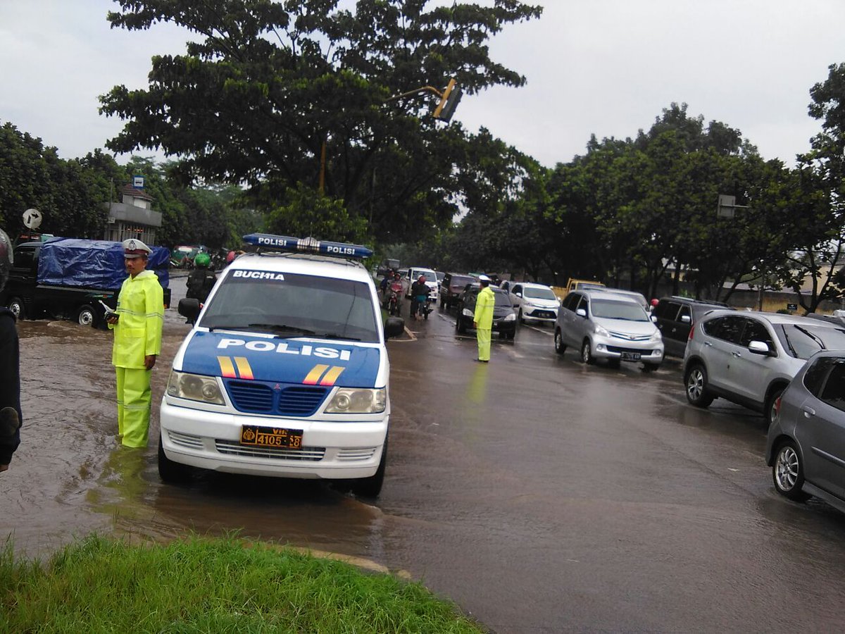nuhun utk gaturnya pak! :) RT <a href="/tmc_restabesbdg/">TMC SATLANTAS POLRESTABES BDG</a>: Genangan air di Jl.Soetta depan pasar Gedebage, lalin ramai