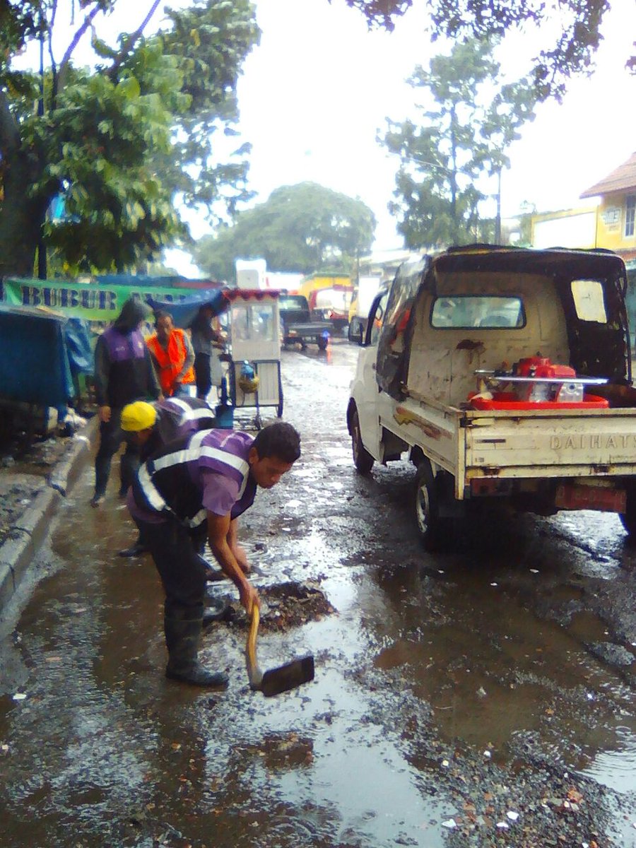 via <a href="/dbmpkotabdg/">DBMP Bandung</a>: URC Bojonagara, penanganan banjir jl Rajawali Timur