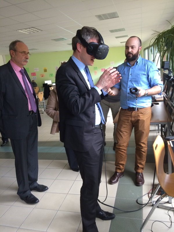 BtpLe's tweet photo. Suite de la visite de la présentation avec la formation en mode virtuelle au BTP-CFA du Havre. https://t.co/AmLWb4ZMFr