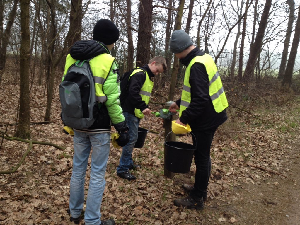 25 vrijwilligers maken in kader van #nldoet <a href="/Wereldtijdpad/">Wereldtijdpad</a> Rijssen-Holten schoon!