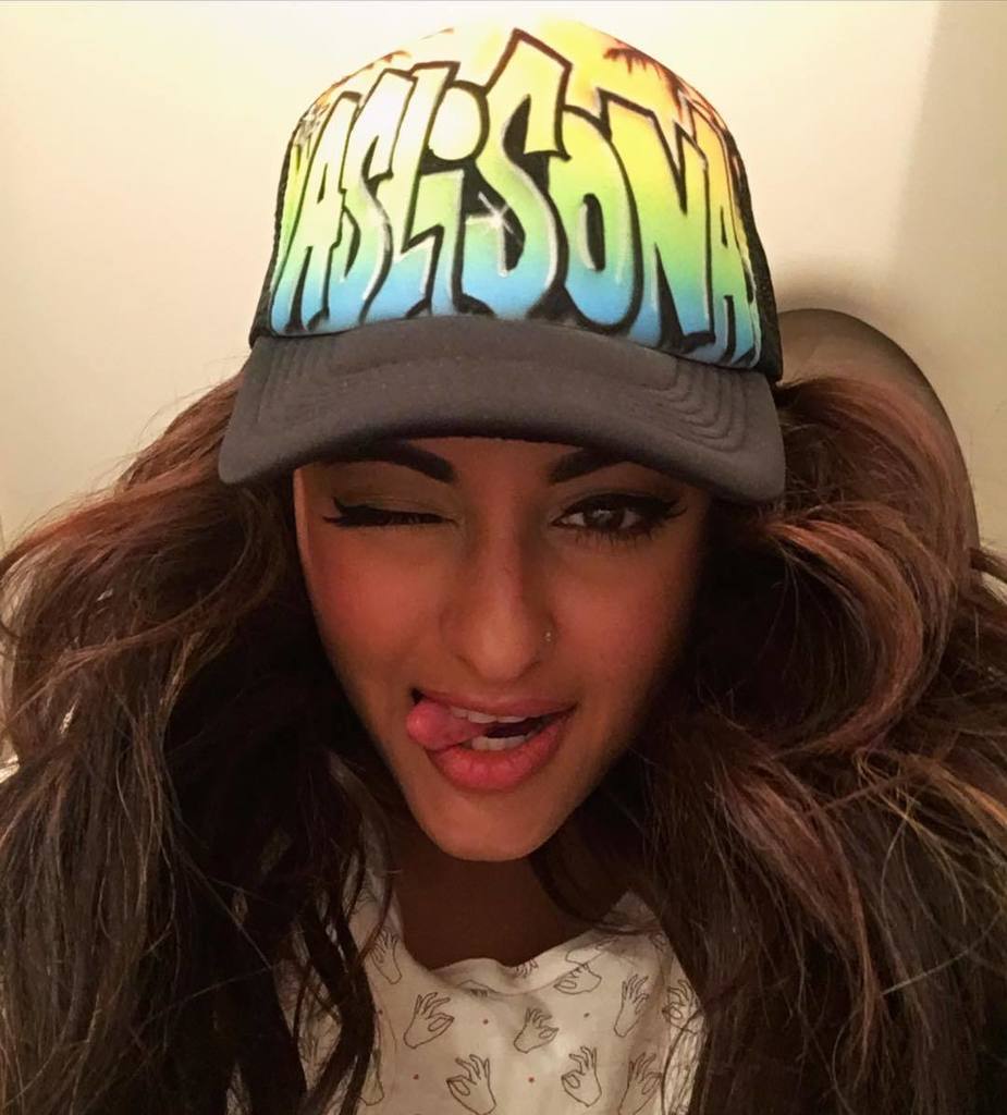 bollywoodsayz's tweet image. Sonakshi Sinha sayz: 😜 #aslisona #swag #customizedcap