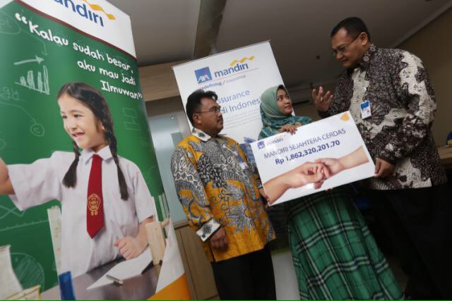AXA_Mandiri's tweet photo. Dir. of Marketing&amp;Operations, Kartono mnyerahkn pmbyaran klaim kpd ahli waris pmgang polis AXA Mandiri di Sby,hr ini https://t.co/FWhNEQvT8c