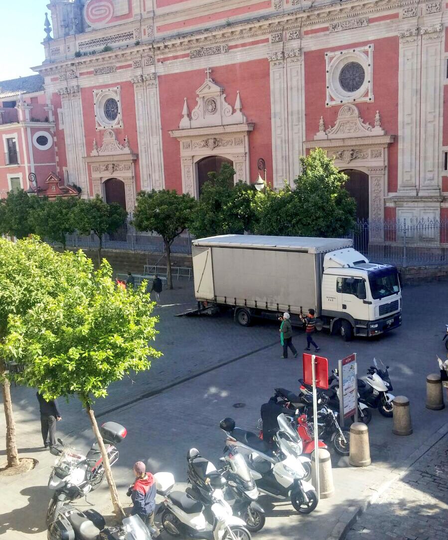 info_cofrade's tweet photo. Comienza a montarse la rampa del Salvador. Estampas de los que está por venir. https://t.co/OHt3ZWTYav