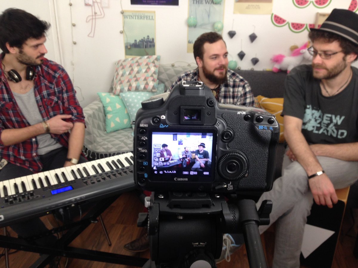 DMAB_Paris's tweet photo. On reprend du service, avec les @lloydproject en session acoustique chez @madmoiZelle <3 https://t.co/UdCuPKxMGG