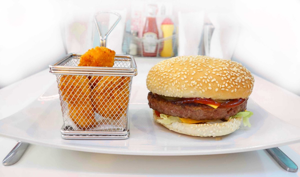 PinchBurger's tweet photo. Vous avez (déjà) faim? Commandez nos #burgers au 0472002840 On livre à domicile, au bureau ou ailleurs! Bon appétit! https://t.co/rRqcHGoyHM
