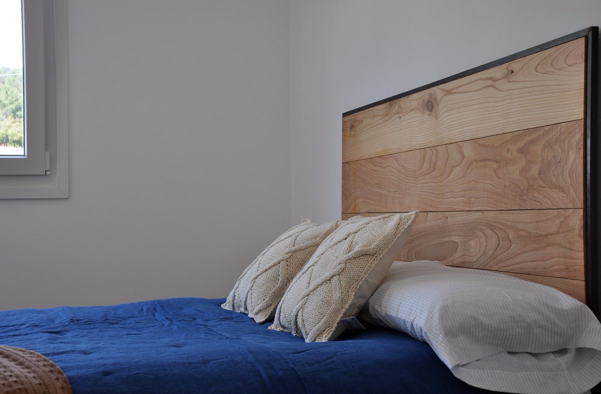Cube 100 m2 con muebles de <a href="/CubeDeco/">Cube Deco</a>.Combinación de luz,amplitud y materiales macizos. #casasmodulares #prefabricada