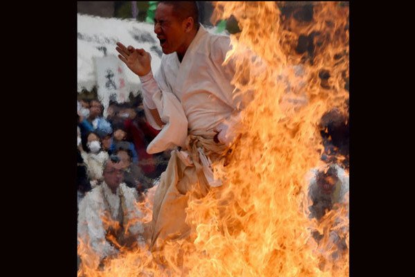 abpanandatv's tweet photo. #PhotoGallery #RunThroughFire জাপানে আগুন-দৌড় https://t.co/kS0jyTGu78 https://t.co/Th30Cf7IfT