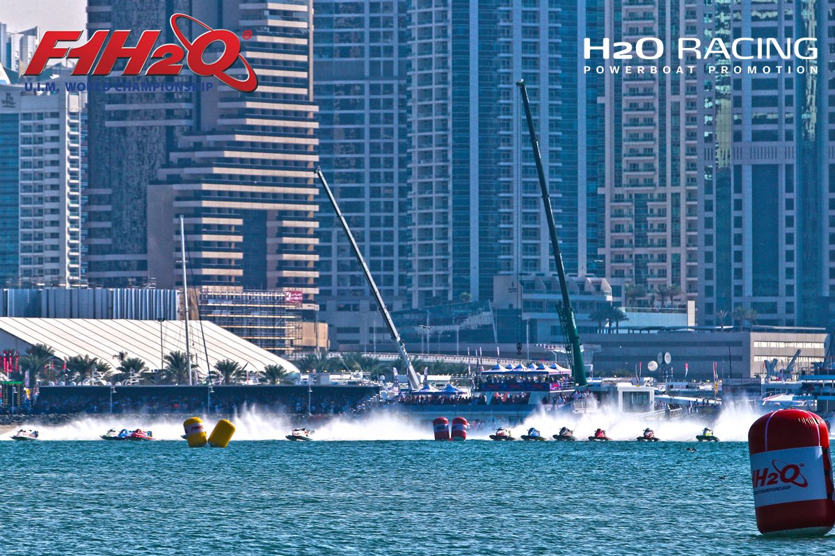 F1_H2O's tweet photo. Lights go off and the rockets are blown away from the docks with 10000 horse power

#f1h2o #racestart #H2oRACING https://t.co/wfRRcBTvkb