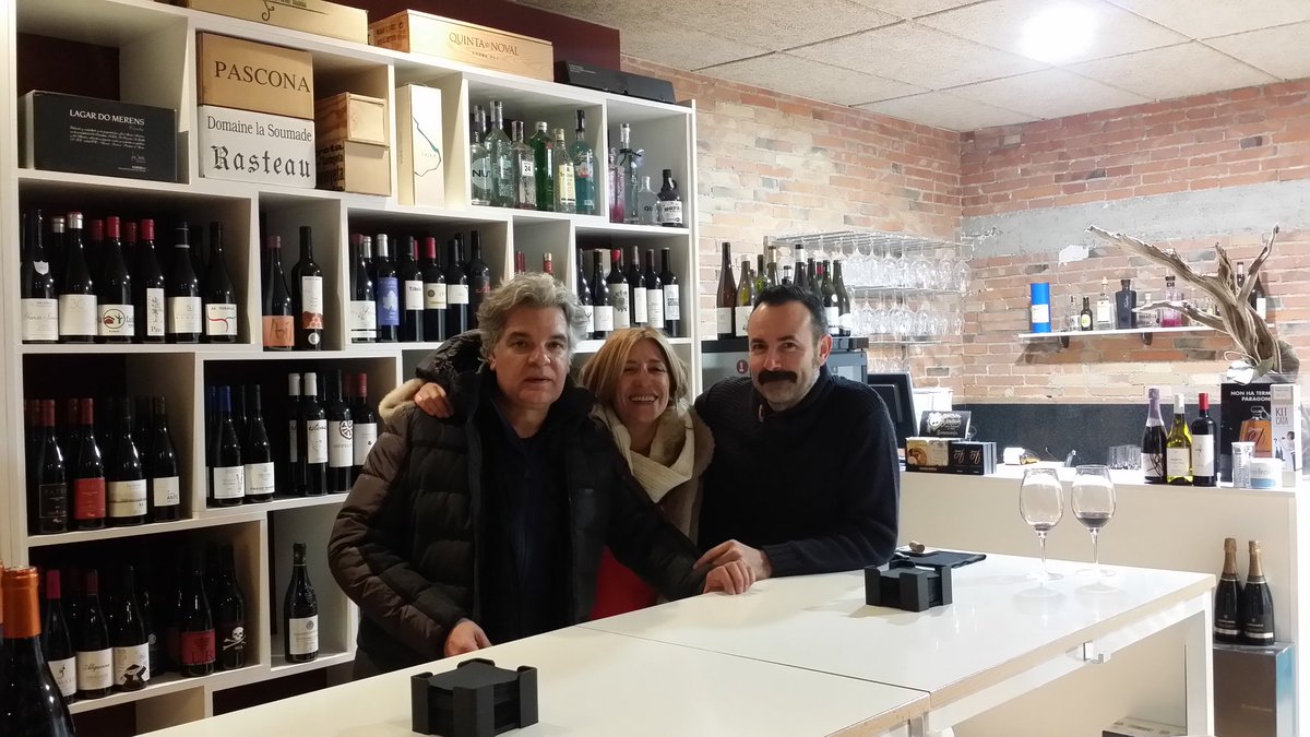 lavineriamarc's tweet photo. Que suerte conocer a personas como @javier_ricou @mercegili gràcies x la visita cracks #unidosporelvino #winevictim https://t.co/m3LeYON2pO