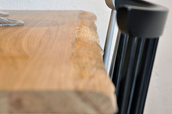 Detalle: mesa de castaño en Bico Bar, #acoruña. #Maderamaciza al natural. Más en cubedeco.com #decoracion