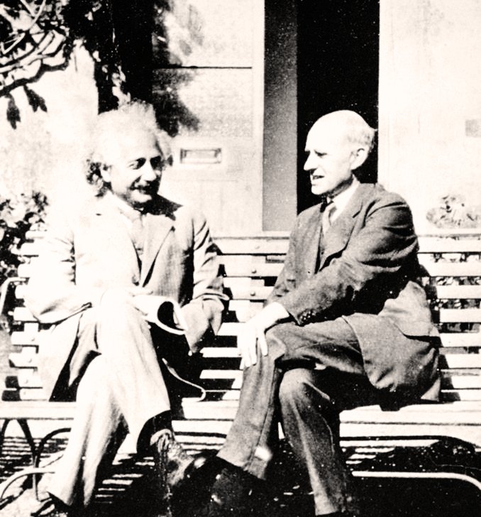 DQXm's tweet photo. "Einstein&amp;Eddington" @HBO People take pict/selfie #GMT2016, Eddington proved Einstein theory at total solar eclipse https://t.co/6lWks3d1zl